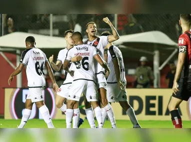 Jogadores do Fluminense comemoram gol