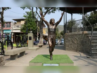 Imagem ilustrativa da imagem Zico ganha estátua em Quintino, bairro onde nasceu e foi criado