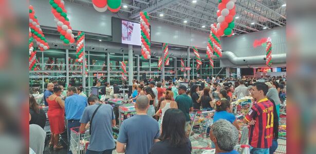 Supermercado lotado em Guarapari na inauguração