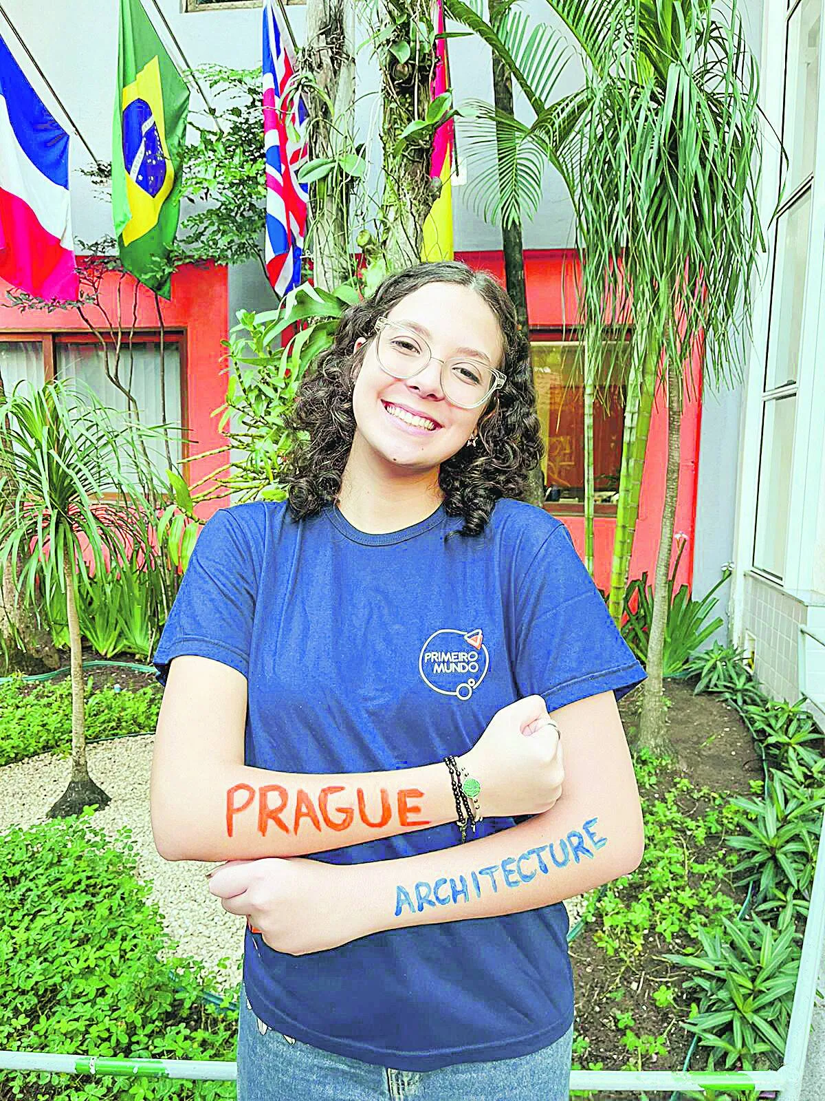 Arquitetura na República Tcheca
Faz três semanas que a jovem Vitória Botassi vive uma experiência bem desafiadora. Ela mudou-se para Praga, capital da República Tcheca, na Europa Central, onde iniciou os estudos no curso de Arquitetura em uma faculdade internacional. 

“A experiência tem sido difícil, mas está me trazendo muito aprendizado. Estou estudando em uma faculdade internacional de arquitetura, ARCHIP, em Praga.”

Sobre o Primeiro Mundo, Vitória destaca a lógica estrangeira. “Não só o inglês, mas o espanhol também, e o foco que a escola tem nos vestibulares. Desde o 9º ano sempre foi um tema presente nas aulas”.