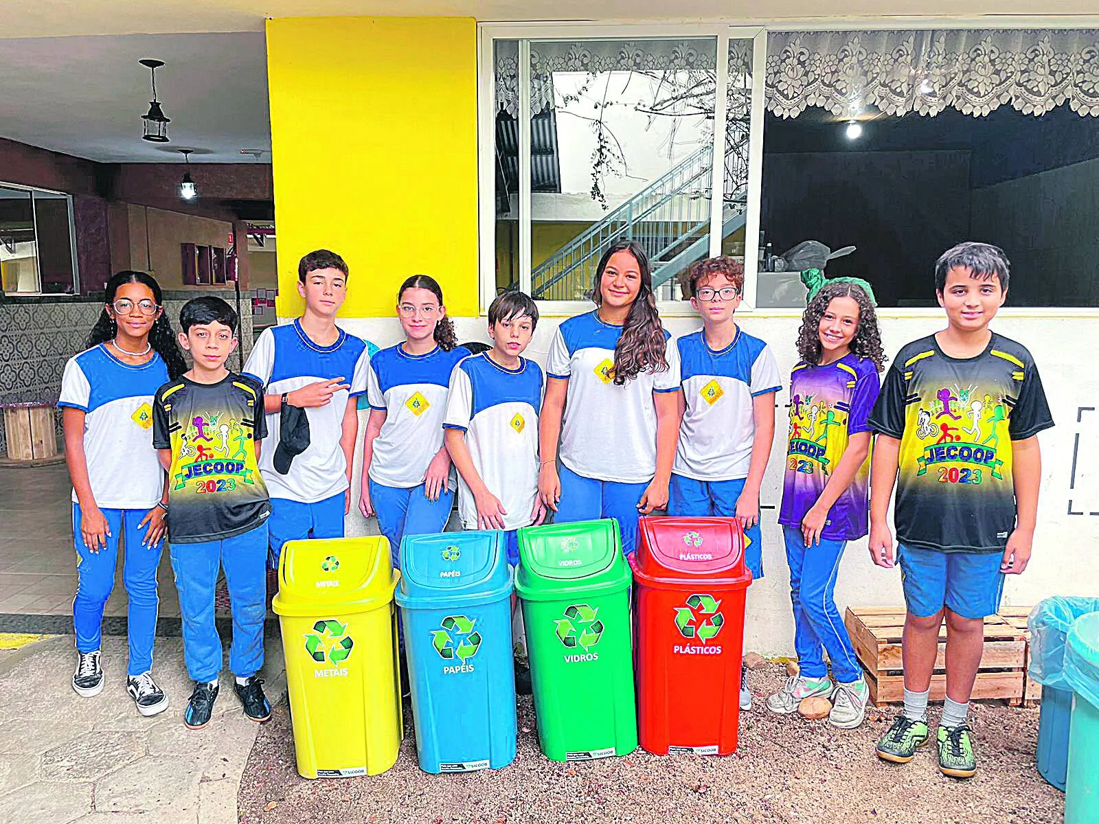 Alunos  da Coopeducar mostram lixeiras adquiridas por meio do Cooperjovem, projeto desenvolvido por cooperativas educacionais do Espírito Santo