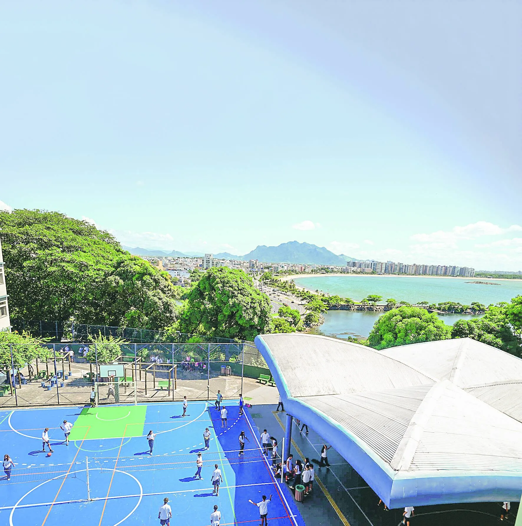 Pátio central do Colégio Sagrado Coração de Maria, localizado na Praia do Canto, em Vitória
