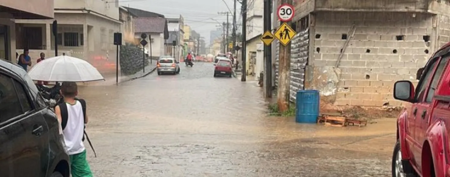 Imagem ilustrativa da imagem Temporal alaga ruas em várias cidades do ES