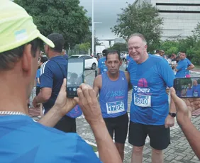 Imagem ilustrativa da imagem Casagrande conclui percurso e brinca: 'Campeão na categoria governador'