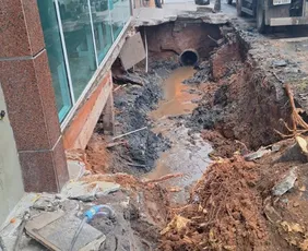 Imagem ilustrativa da imagem Crea-ES realiza vistoria em calçada que desabou em avenida de Cachoeiro