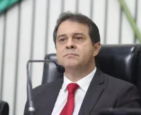 Imagem ilustrativa da imagem Prefeito eleito de Fortaleza tem queda de pressão após discursar