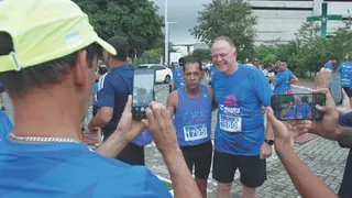 Imagem ilustrativa da imagem Casagrande conclui percurso e brinca: 'Campeão na categoria governador'