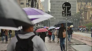 Imagem ilustrativa da imagem Fevereiro será chuvoso e com calor abaixo da média, dizem meteorologistas