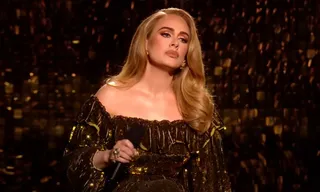 Imagem ilustrativa da imagem Adele chora em show e revela medo: 'Não sei quando vou voltar'; veja