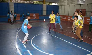 Imagem ilustrativa da imagem Alunos de escola de Cariacica participam de oficina de basquete 3x3