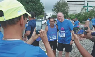 Imagem ilustrativa da imagem Casagrande conclui percurso e brinca: 'Campeão na categoria governador'