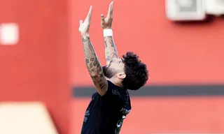 Imagem ilustrativa da imagem Corinthians leva susto, mas vira contra o Vitória e se afasta do Z-4