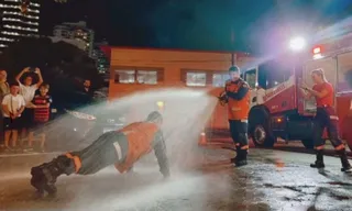 Imagem ilustrativa da imagem Coronel dos Bombeiros leva 'banho de mangueira' ao se despedir da corporação