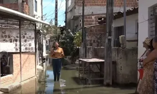 Imagem ilustrativa da imagem Crianças e idosos obrigados a andar em esgoto a céu aberto na Imbiribeira