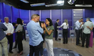 Imagem ilustrativa da imagem Debate da TV Tribuna: chegada com trio elétrico e clima cordial nos bastidores