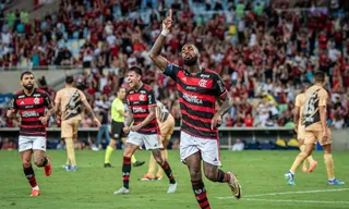 Imagem ilustrativa da imagem Flamengo vence com um gol no fim e encerra sequência negativa no Brasileiro