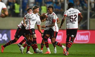 Imagem ilustrativa da imagem Flamengo vence o Cruzeiro e volta a ocupar a quarta colocação no Brasileirão