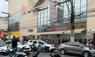 Imagem ilustrativa da imagem Homens são baleados em shopping e atirador morre após perseguição na Rodovia do Sol