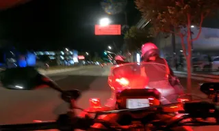 Imagem ilustrativa da imagem Motociclista é perseguido ao fugir de blitz durante corrida por app em Vitória