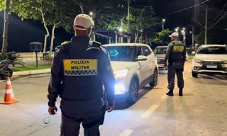 Imagem ilustrativa da imagem Motorista de 70 anos joga carro contra policiais e foge de blitz em Vitória