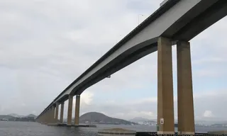 Imagem ilustrativa da imagem Navio que bateu na Ponte Rio-Niterói em 2022 deixa Rio de Janeiro