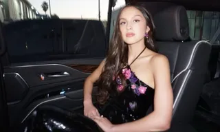 Imagem ilustrativa da imagem Olivia Rodrigo cai em buraco no palco durante show na Austrália