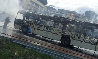 Imagem ilustrativa da imagem Ônibus são incendiados e policiamento é reforçado em Vitória e Viana