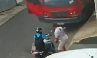 Imagem ilustrativa da imagem VÍDEO | Caminhão desgovernado desce ladeira e quase arrasta motociclista no ES