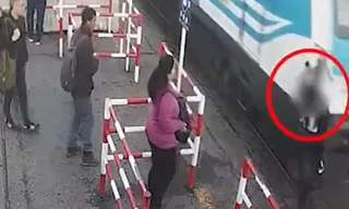 Imagem ilustrativa da imagem VÍDEO | Homem é atingido na mão por trem após se distrair com o celular