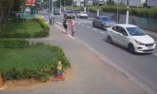 Imagem ilustrativa da imagem VÍDEO | Homem tenta tirar criança do colo de babá na zona norte de SP