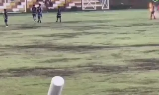 Imagem ilustrativa da imagem VÍDEO | Jogador de futebol morre após ser atingido por raio durante partida