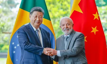 Imagem ilustrativa da imagem Lula ganha pedaço da Lua de Xi Jinping em jantar no Itamaraty