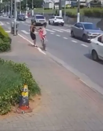 Imagem ilustrativa da imagem VÍDEO | Homem tenta tirar criança do colo de babá na zona norte de SP