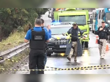 Carro ficou tombado após acidente