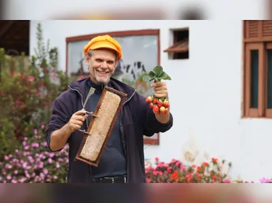 Alexandre e Lucas mostram torresmos e linguiças produzidas e comercializadas pelas empresas da família