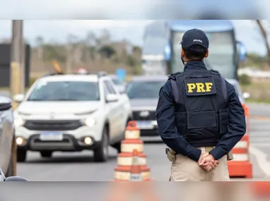 Homem tentar ligar para polícia usando 'celular invisível'