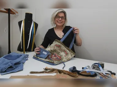 Imagem ilustrativa da imagem Moda sustentável: Calças jeans que viram bolsas