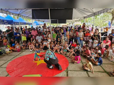 Ariane Lourdes e Jaques de Assis Castro decidiram curtir o recesso com os filhos na praia do morro