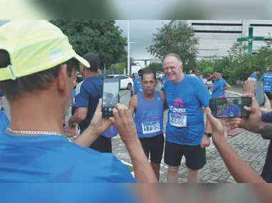 Imagem ilustrativa da imagem Casagrande conclui percurso e brinca: 'Campeão na categoria governador'