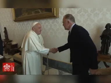 Imagem ilustrativa da imagem Casagrande se encontra com Papa Francisco e entrega imagem do São José de Anchieta