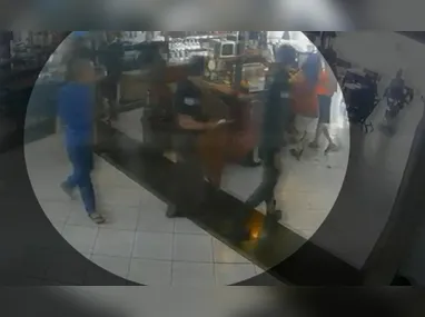 Detento e policiais penais foram filmados entrando em restaurante