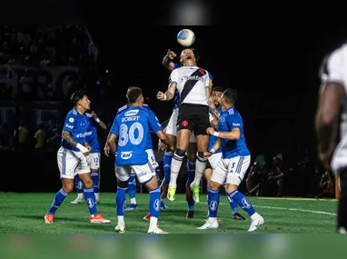 Imagem ilustrativa da imagem Cruzeiro e Vasco fazem clássico nacional por reabilitação no Brasileirão