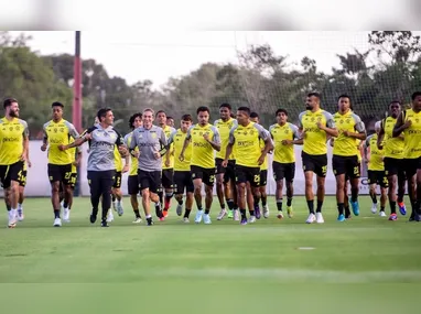 Ônibus com atleticanos é atacado; torcedores do River Plate imitam macaco