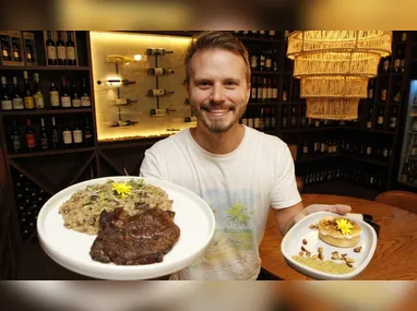 Dyonatan Giovanelli mostra o espaguete com frutos do mar, um dos pratos mais pedidos do cardápio do Caranguejo do Assis