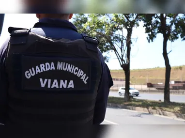 Motocicleta foi removida a um pátio autorizado por licenciamento vencido e o condutor foi liberado