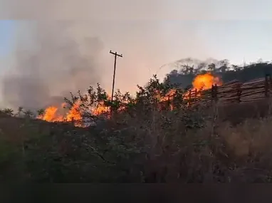 Com a força do vento, o telhado tombou em cima de outras casas e impediu o fluxo de veículos na região