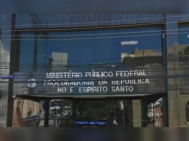 Veículo foi atingido pelos disparos, dentro do estacionamento