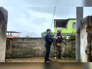 Carro ficou tombado após acidente