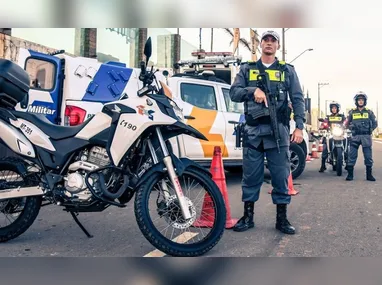 Carro ficou tombado após acidente