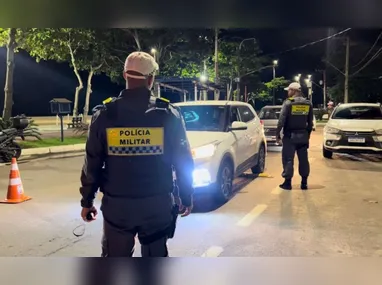 Imagem ilustrativa da imagem Motorista de 70 anos joga carro contra policiais e foge de blitz em Vitória